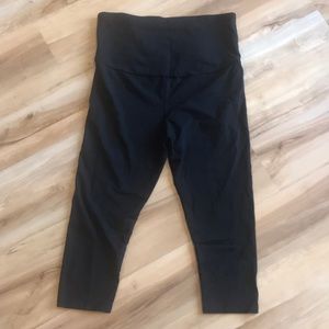 Gap Love Maternity black Capri Leggings
